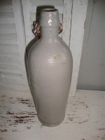 Hoge grijze gres steengoed beugel kruik