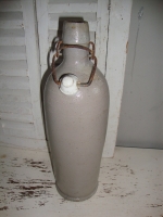 Hoge grijze gres steengoed beugel kruik