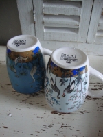 Twee porselein mokken met vogels Siaki